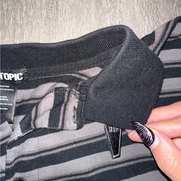 Hot Topic Black and Gray Striped cropped polo - Picture 3 of 3